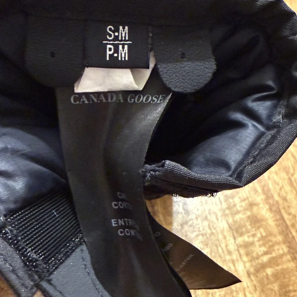 Canada Goose Black Paw Print Mittens